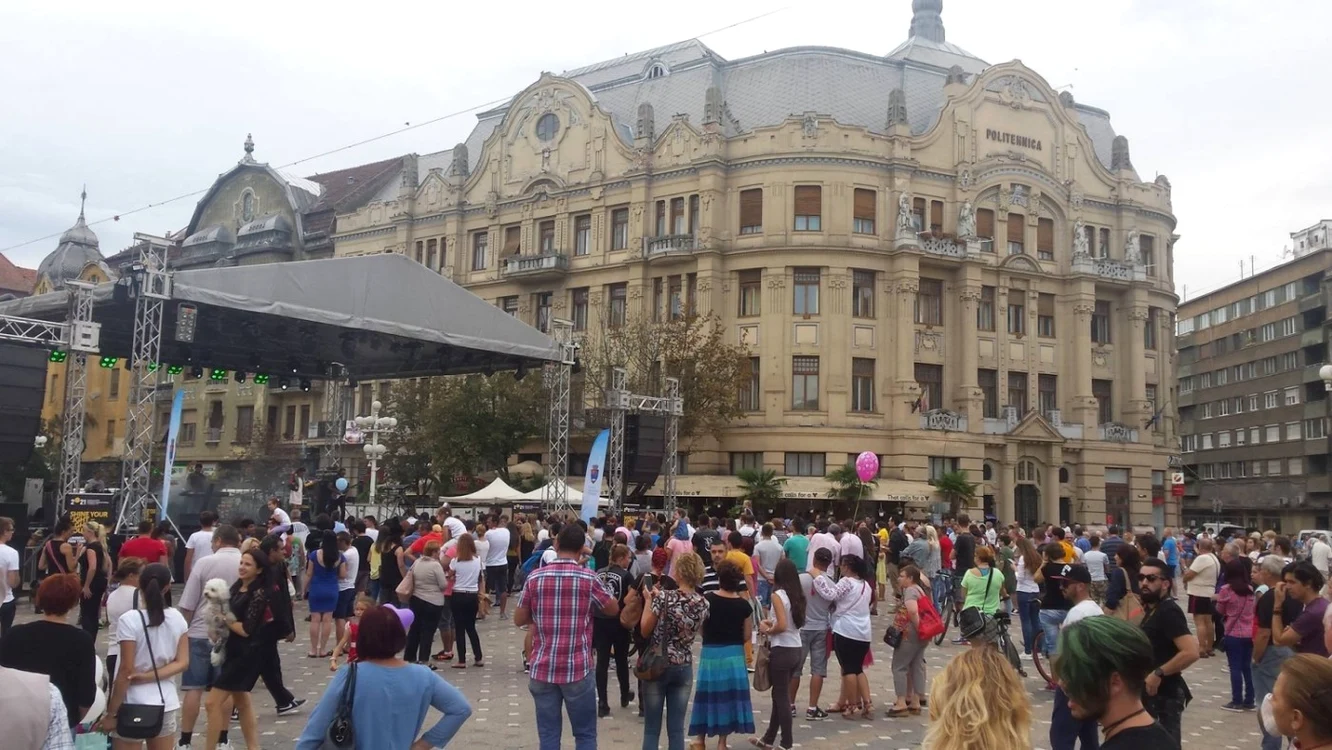 Sute de timişoreni s-au adunat în Piaţa Operei din Timişoara pentru a sărbători Timişoara Capitală Europeană a Culturii FOTO Ştefan Both