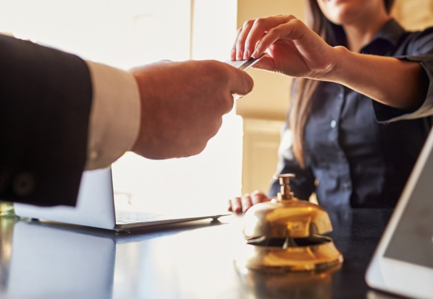 Angajata unui hotel din Alba-Iulia a reclamat că a fost violată de un individ care a pretins că este client