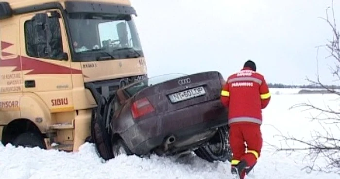 Accidentul a avut loc pe un tronson de drum acoperit de zăpada viscolită