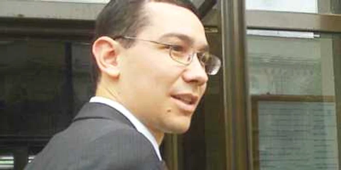 Iulie 2003. Victor Ponta urcă scările Universităţii Bucureşti, cu teza sa de doctorat la subraţ, pentru a prezenta disertaţia