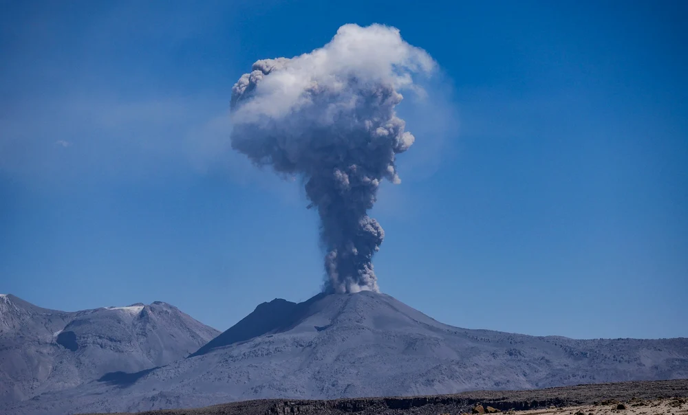 Vulcanul Sabancaya din Peru a erupt în 2016, chiar de Crăciun. FOTO Pixabay