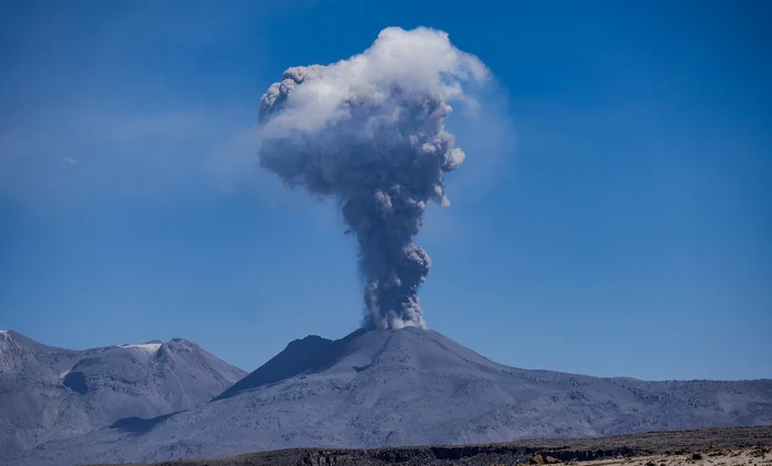 Vulcanul Sabancaya din Peru a erupt în 2016, chiar de Crăciun. FOTO Pixabay