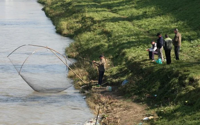 Pescarii aşteaptă curioşi pe margine să vadă „captura“