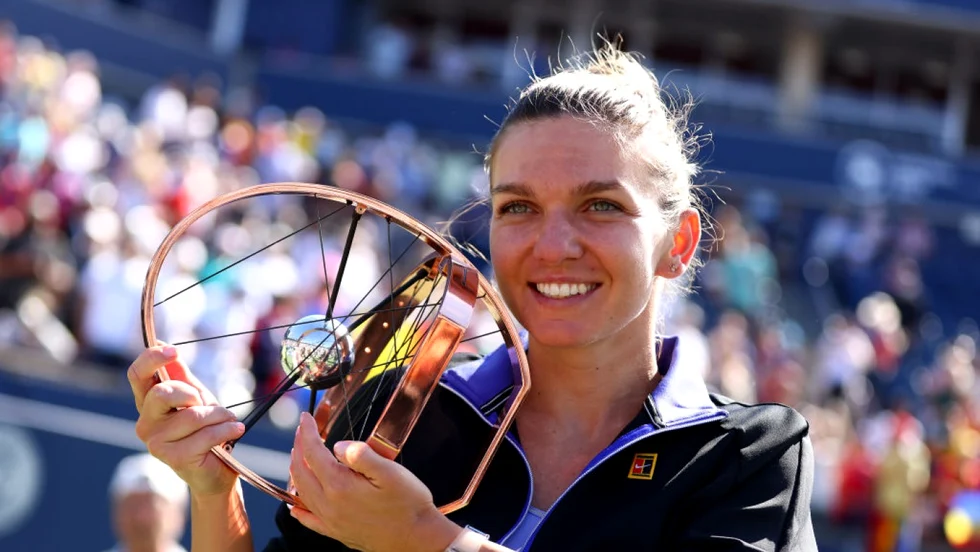 Simona Halep și trofeul câștigat la Toronto în luna august. Foto Gettyimages
