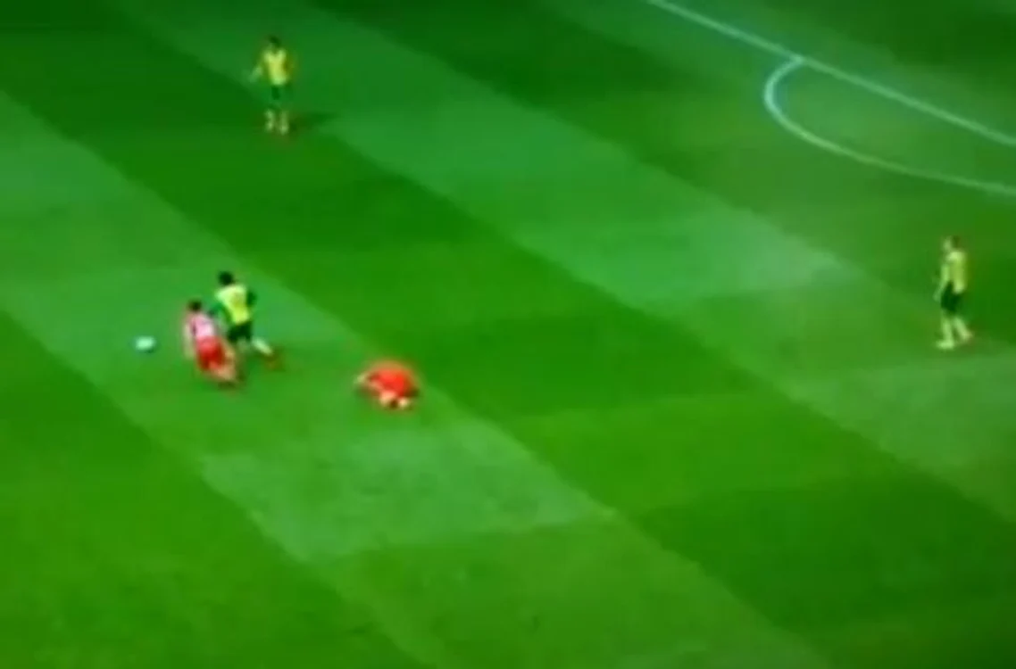 
    Luis Suarez se tăvăleşte de durere, implorând intervenţia arbitrului, apoi se ridică rapid.  