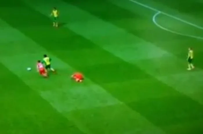 
    Luis Suarez se tăvăleşte de durere, implorând intervenţia arbitrului, apoi se ridică rapid.  