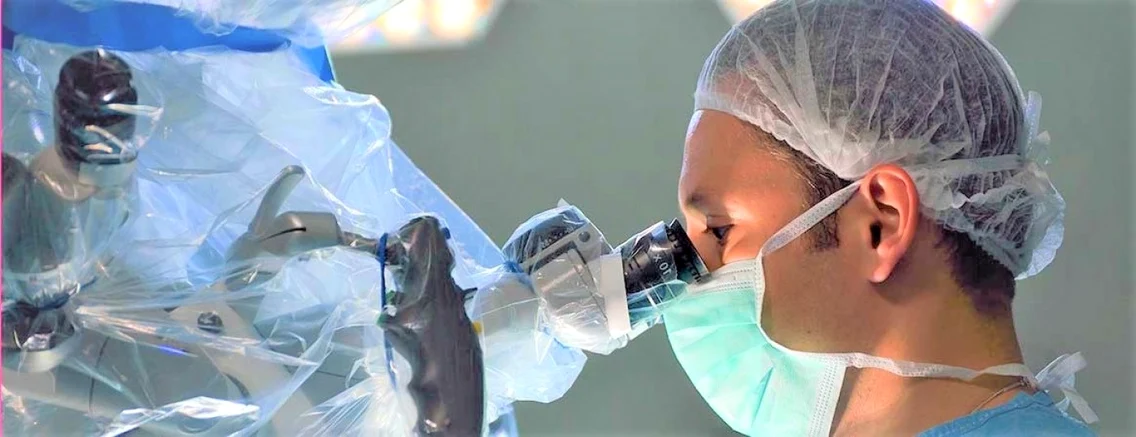 Dr. Ştefan Mindea - neurochirurgul venit de la Stanford la Constanţa - care a inventat tehnica ultra minim invazivă la nivel lombar şi cervical Sursa mindea.ro
