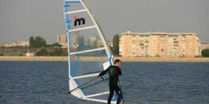 VIDEO Windsurfing în centrul Capitalei GALERIE FOTO