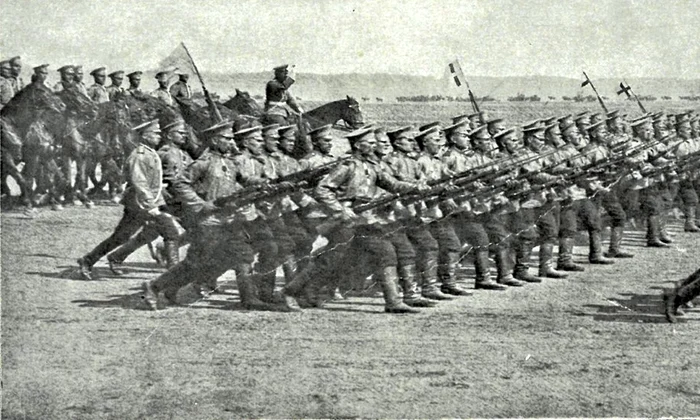 22 iulie 1914, Krasnoie Selo. Defilarea trupelor armatei ruse cu ocazia vizitei președintelui Franței, Raymond Poincaré, în Rusia (© ANR, SANIC, Album 257 f. 14v-15)