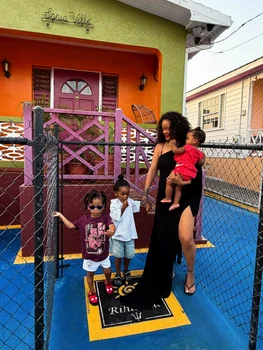 Rihanna le-a arătat copiilor locul în care a crescut/ sursa Facebook 