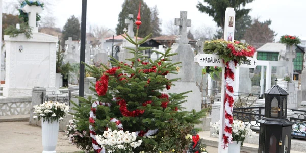 Mormântul Mădălinei a fost împodobit cu ocazia Sărbătorilor Foto: Alex Policală