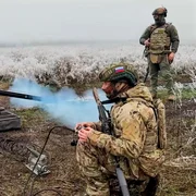 Soldați ruși lansează o dronă FOTO Profimedia 
