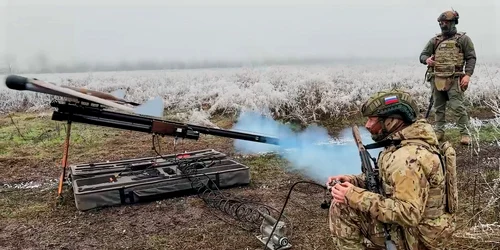 Soldați ruși lansează o dronă FOTO Profimedia 