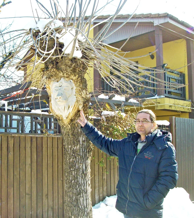 Sculpturile reprezintă fețe de oameni și de animale 