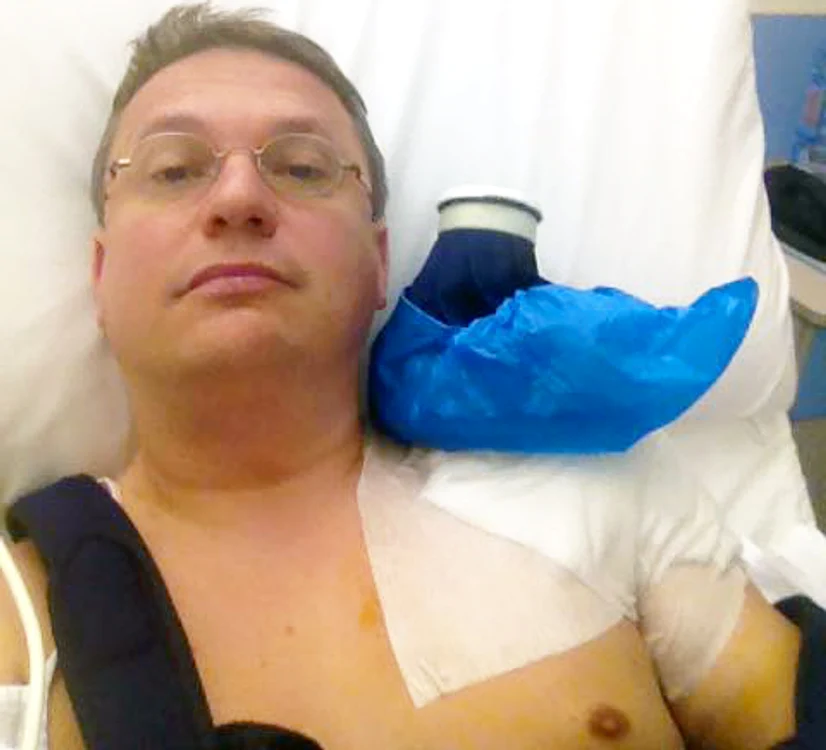 
    Marius Florea Vizante zâmbește din rezerva de spital, totuși intervenția a fost dificilă și actorul va avea nevoie de o perioadă de recuperare de minimum 6 săptămânifoto: arhiva personală  