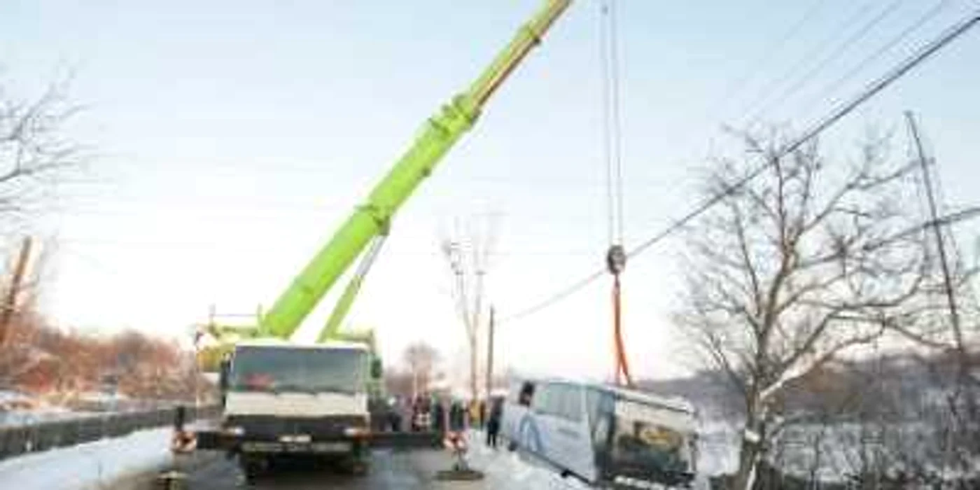 Craiova: Utilajele au reuşit să scoată din şanţ microbuzul.