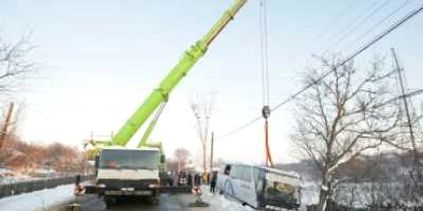 Craiova: Utilajele au reuşit să scoată din şanţ microbuzul.