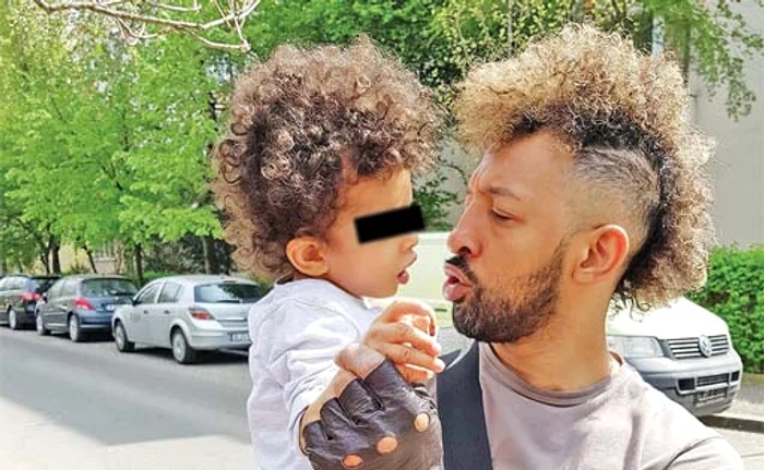 
    Cristina, alături de soț  și de fiii ei, Toma și Matei  