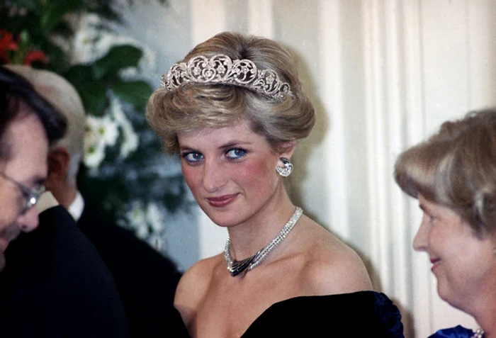 
    Diana era foarte plăcută de public, iar paparazzi se aflau în permanenţă pe urmele ei. uneori hărţuind-o. Foto:GettyImages   