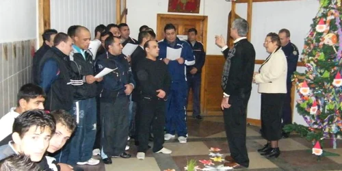 La finalul programului, deţinuţii au împărţit felicitări invitaţilor