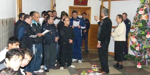 La finalul programului, deţinuţii au împărţit felicitări invitaţilor