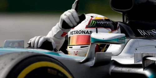 Britanicul Lewis Hamilton de la echipa Mercedes GP sărbătoreşte victoria la finalul Marelui Premiu de Formula 1 al Canadei pe Circuitul Gilles Villeneuve la Montreal FOTO Guliver/Getty Images