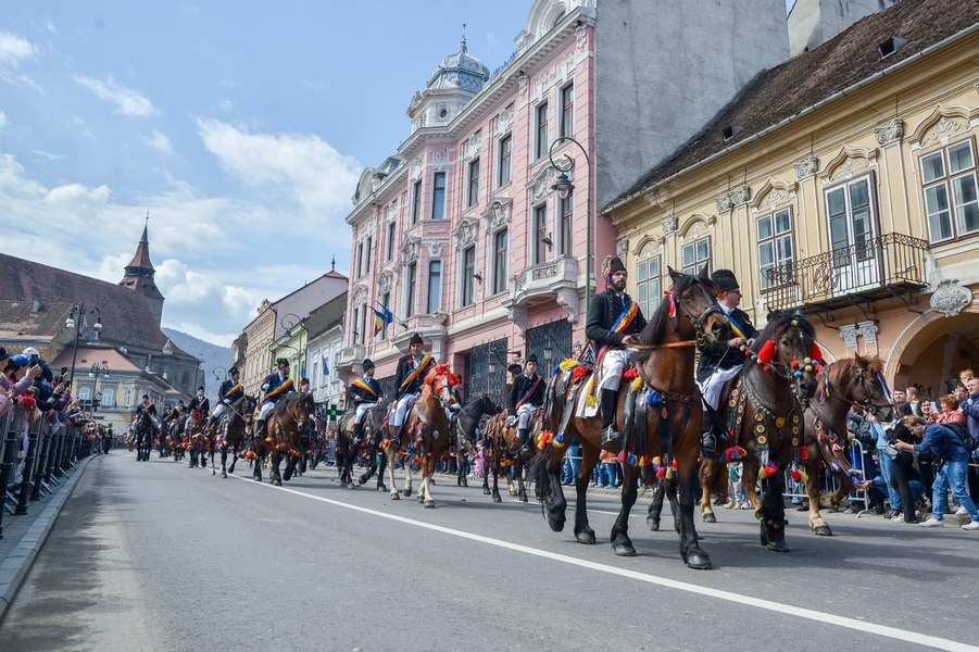 Străzi spălate înainte și după Parada Junilor Brașovului. Cum au reușit autoritățile să curețe murdăria de la 200 de cai