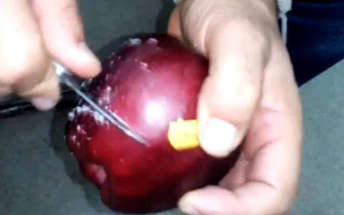 
    Bărbatul a descoperit că un strat de ceară acoperea mărulcaptură video  