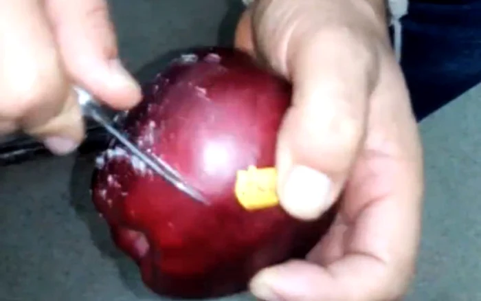 Bărbatul a descoperit că un strat de ceară acoperea mărulcaptură video