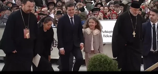 Nicușor Dan, împreună cu familia la slujba de sfințire de la Catedralei Naționale. Cum a atrs atenția fiul cel mic al președintelui