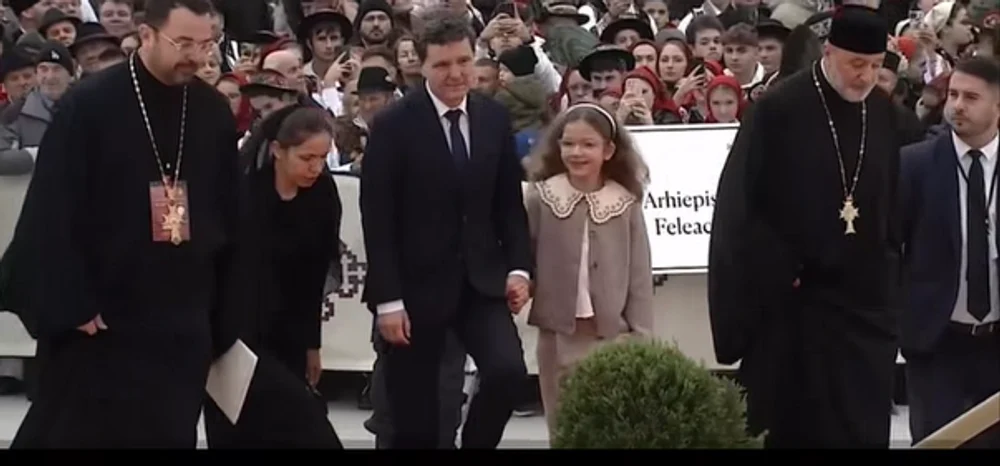 Nicușor Dan, împreună cu familia la slujba de sfințire de la Catedralei Naționale. Cum a atrs atenția fiul cel mic al președintelui