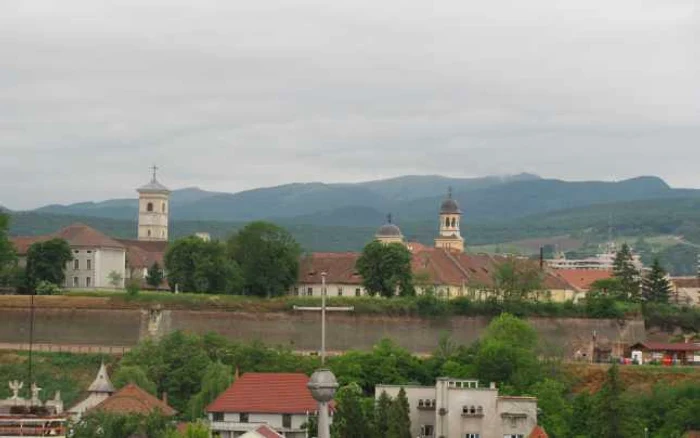 Alba Iulia are cu aproape 3.000 de locuitori mai putin