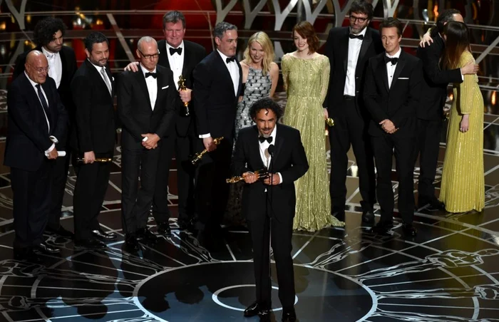 Regizorul mexican Alejandro González Iñárritu a primit trofeul Oscar 2015 pentru Cel mai bun film - „Birdman“. Creatorii filmului sunt, fără îndoială, marii câştigători ai acestei seri. FOTO Getty Images