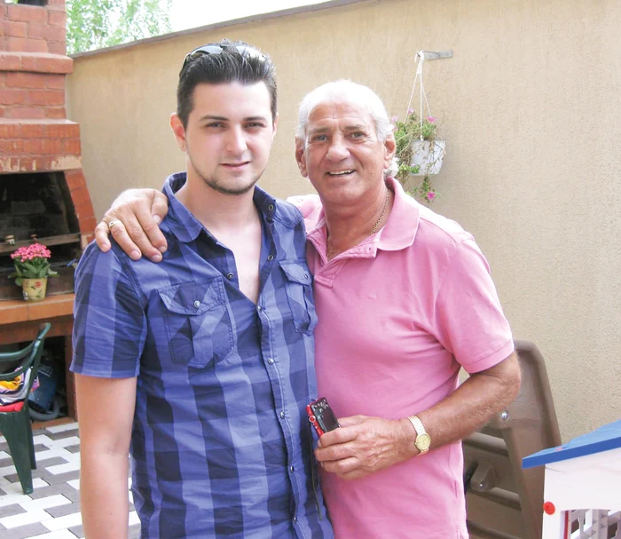 Teodor îşi vizitează tatăl de câteva ori pe an şi speră că, într-o bună zi, naistul îl va ajuta să-şi găsească un loc de muncă în România