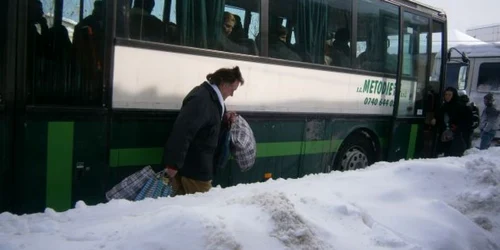  Călătorii fac slalom printre mormanele de zăpadă