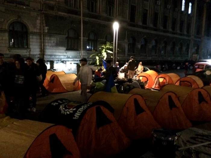 Noapte albă pentru unionişti în Piaţa Universităţii. FOTO: Facebook George Simion