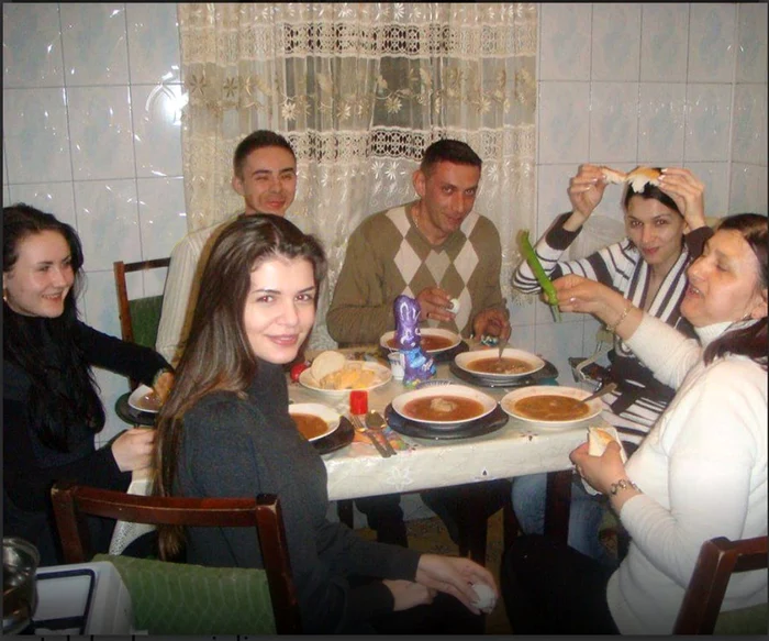 Monica Gabor și familia, la masă / Sursă foto: arhivă personală