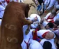 tauri prin multimea de alergatori la san fermin pamplona foto reuters 1