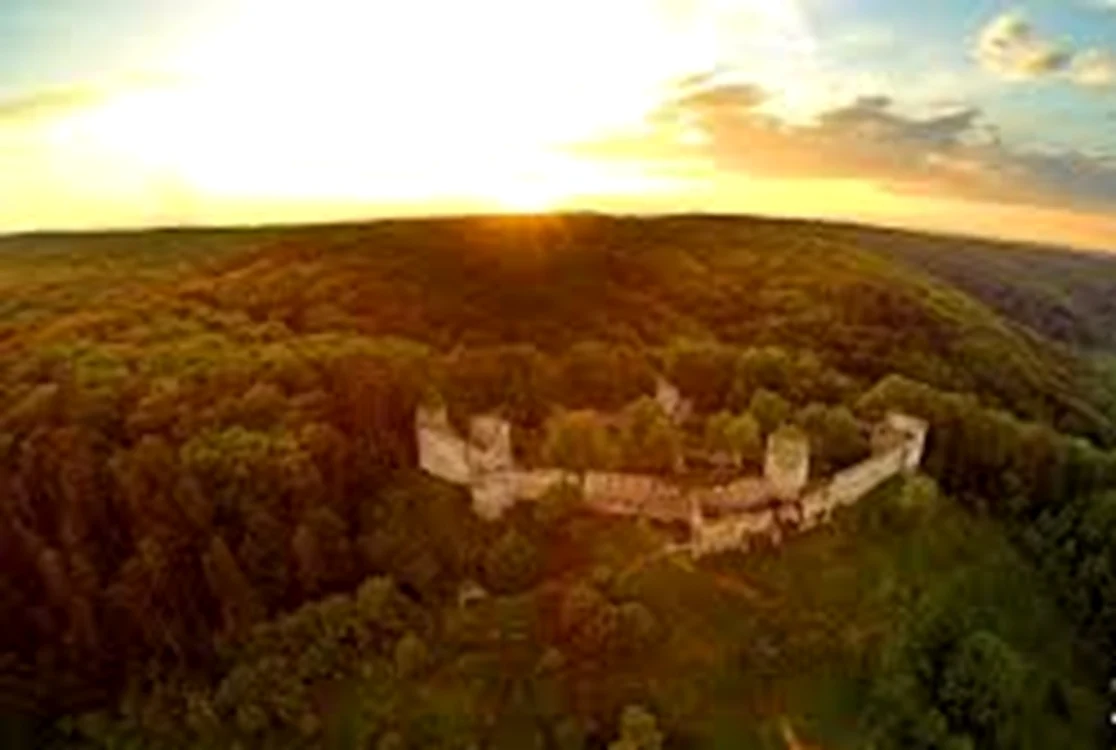 Cetatea de Refugiu din Saschiz a fost construită în formă de navă în 1347. Foto: Facebook  
