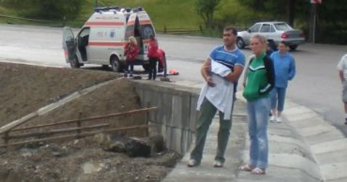 Suceava: A pierdut controlul volanului şi a intrat în coliziune cu un parapet de beton