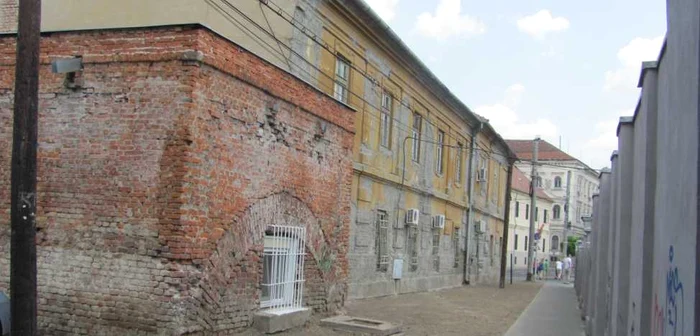 Clădirea clinicii de Oftalmologie flancată de vechiul zid de fortificaţie Foto: Ştefan Both