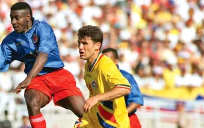 Gică Mihali (în galben), în duel cu Valencia, în meciul contra Columbiei de la CM 1994  Foto: getty