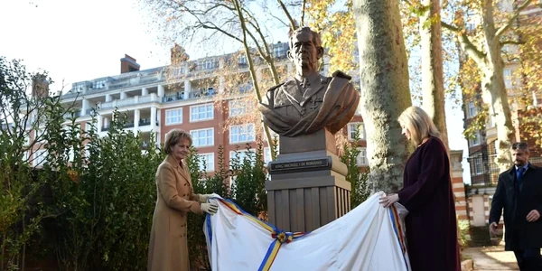 Bustul Regelui Mihai I la Londra