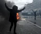 Demonstraţie violentă a vestele galbene la Paris FOTO EPA-EFE / Julien De Rosa