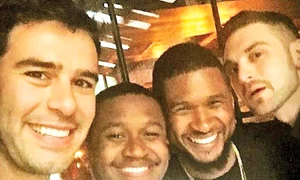 Cântăreţul Usher (al doilea dreapta) şi scriitorul  Adam Brown (primul stânga), obişnuiţii casei jpeg