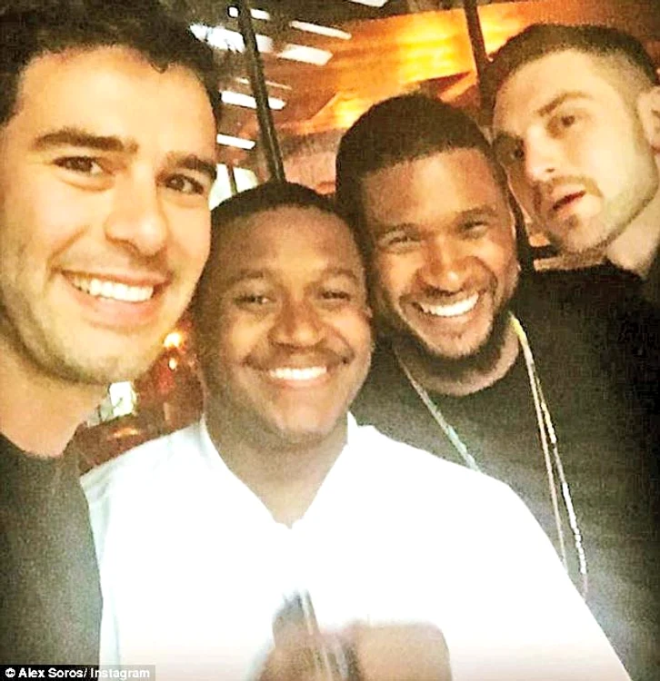 Cântăreţul Usher (al doilea dreapta) şi scriitorul  Adam Brown (primul stânga), obişnuiţii casei