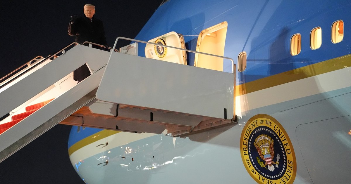 Avionul lui Trump, întors din drum în timp ce se îndrepta spre Davos: probleme în timpul zborului la Air Force One