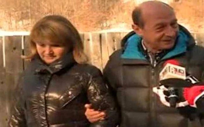 Familia prezidenţială a petrecut Revelionul alături  de familia Elenei Udrea FOTO Captură RTV