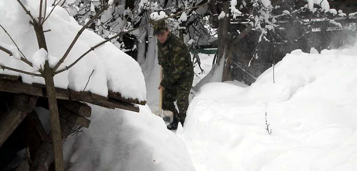 Militarii au îndepărtat zăpada de la intrarea în locuinţa bătrânului. Foto Adevărul