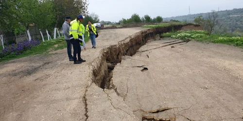 Pămînt prăbuşit pe marginea Canalului Dunăre Marea Neagră